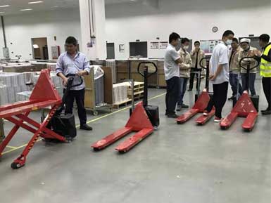 電動高升程搬運車交付使用，感謝廠家羅總親自跟客戶講解操作方法！